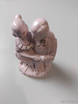 Soška z růžového porcelánu