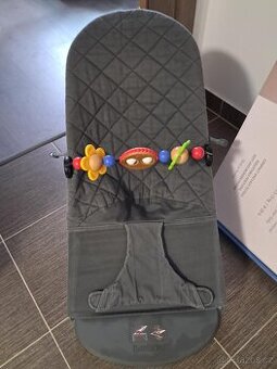 Lehátko BABYBJÖRN s hračkou