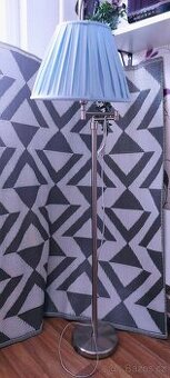 STOJACÍ LAMPA S OTOČNÝM KLOBOUKEM