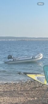 Člun s motorem SUZUKI 20hp