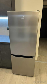 Prodám lednici s mrazákem Indesit - 1