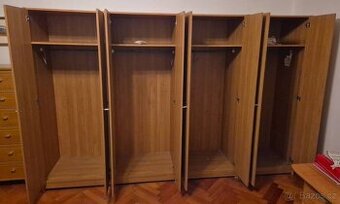 Skříně 4x (800,- každá zvlášť)1 3000,- jako celek