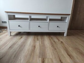 IKEA Hemnes - stolek pod televizi