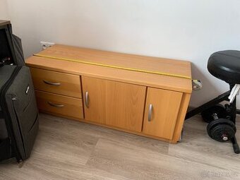 Bukové nízké skříňky cena za obě