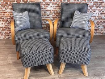 Renovovaná křesla Halabala s taburety