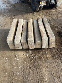 Betonový silniční obrubník