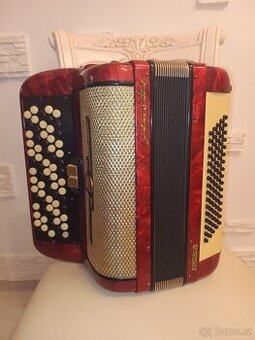 Opravář prodává knoflíkový akordeon 80 basů