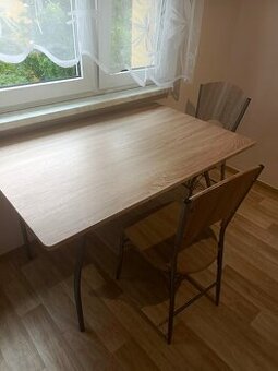 Jídelní stůl a dvě židle