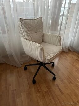 Otočná béžová židle