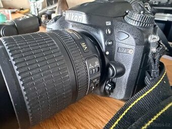 Prodám Nikon D7100 s objektivem 18–105 mm a bleskem Di600