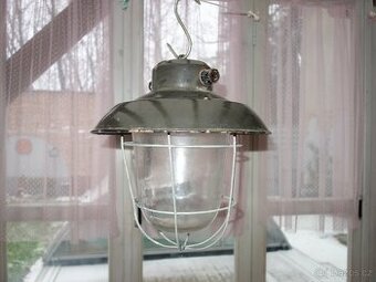 Industriální lampa, závěsná na strop