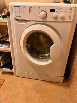 Pračka indesit úzká