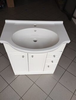 Koupelnová skříňka s umyvadlem a zrcadlem