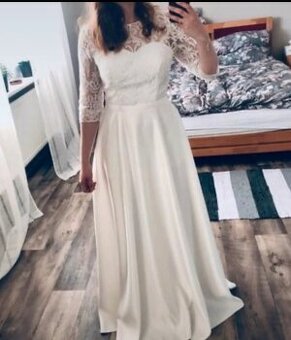 Krásné svatební šaty s krajkou