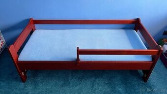 Dětská dřevěná postel