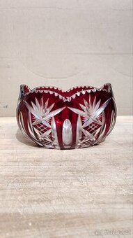 Broušená rubínová mísa