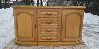 Masivní světlá komoda