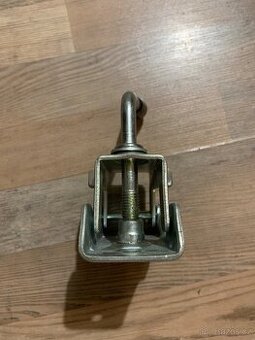 Drzak na operne kolecko ke karavanu