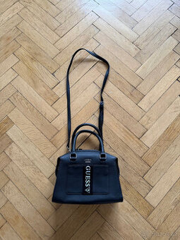 Nová černá kabelka značky Guess