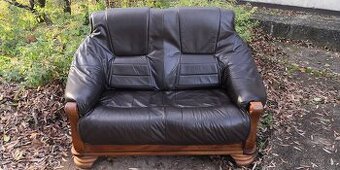 Kožená dvojsedačka s masivním dřevem