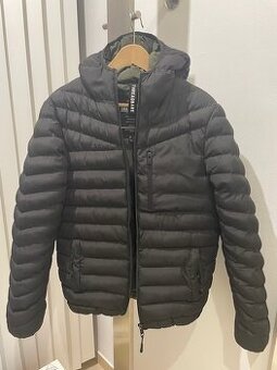 Značková prošívaná bunda s kapucí