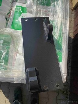 Uchyty čelní nakladač