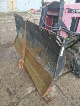 Čelni radlice na traktor