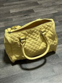 Žlutá kabelka Amisu