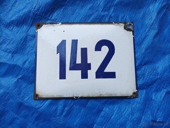 Smaltovaná domovní cedulka s číslem 142