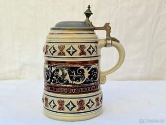 Kameninový zdobený korbel s cínovým víčkem Gerz