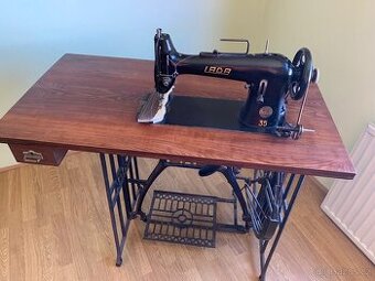 Krejčovský šicí stroj Lada 35