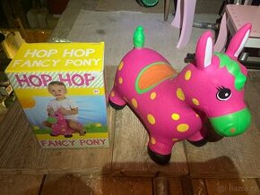 Nafukovací skákací koník.