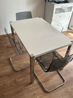 Jídelní set (stůl + 4x židle)