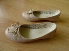 Baleríny/ balerínky v barvě nude/ tělové/ lesklé - vel. 32