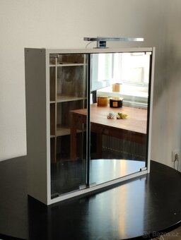 Zrcadlová skříňka do koupelny s LED osvětlením