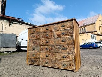 Starý dílenský industriální šuplíkový regál-pořadač
