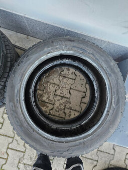 pneu zimní 235/55 R20