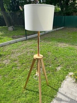 LAUTERS stojací lampa ikea jasan