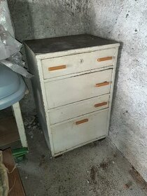 Prodám starou kuchyňskou skříňku