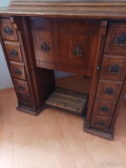 Starožitný šicí stroj