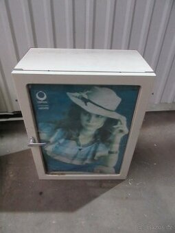 Nabízím starožitnou závěsnou skřínku Kovona. KLíček chybí. Z