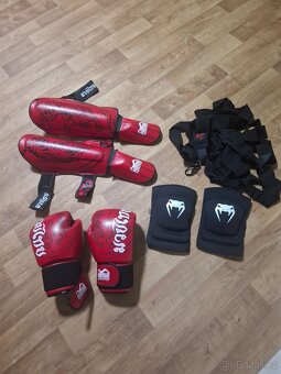 Prodám nove boxerské rukavice a holeně z bandáže