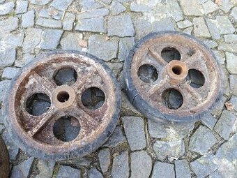 Pogumovaná stará litinová kola