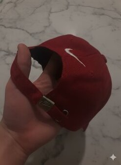 Červená nike kšiltovka