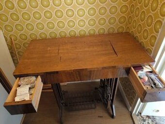 Šlapací šicí stroj Lada