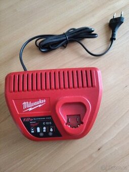 nabíječka Milwaukee