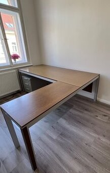 Kancelářský stůl