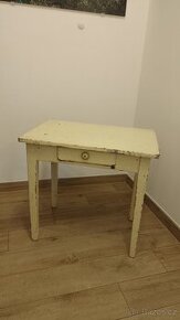 Prodám starožitný dětský stoleček se šuplíkem.