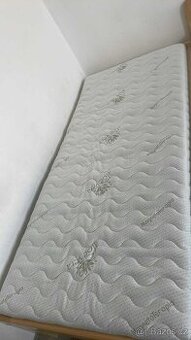 Jednolůžkvá ručně vyráběná postel