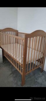 Dětská postylka se sklopnou bočnici